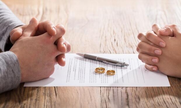 Whar are the Differences Between Contracted and Competitive Divorce?